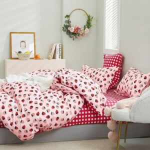 Lenjerie de pat roz cu motiv de căpșuni 4 părți: 1buc 160 cmx200 + 2buc 70 cmx80 + cearșaf de pat