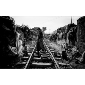 Fotografii artistice A scene of life on the train tracks - Bangladesh, Joxe Inazio Kuesta
