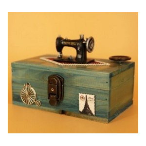 Cutie muzicala din lemn in stil vintage cu decoratiuni masina de cusut si timbre
