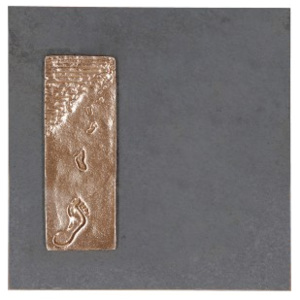 Placheta "Urme pe nisip", piatra si bronz masiv