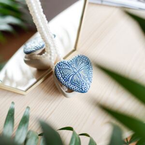 Cutiuta bijuterii din ceramica, inima albastra, detaliu fluture